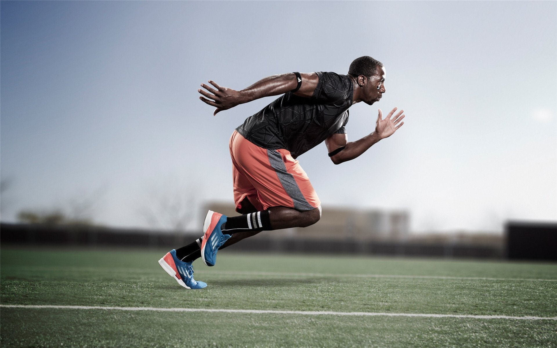 世界环保主题骑行日 骑友沿途清理道路垃圾